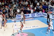 El balón se aprecia en el círculo apenas como una mancha anaranjada, pero la imagen refleja que desde el saque al lanzamiento sólo transcurrió 0,1 segundo.