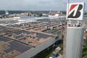Archivo - Fotografía aérea de la fábrica de Bridgestone en Burgos, con la cubierta llena de paneles.