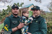 Dos de los guardias civiles del dispositivo de búsqueda con el niño desaparecido en Covarrubias.