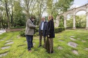 El naturalista Miguel Ángel Pinto charla con el concejal de Medio Ambiente, Carlos Niño, y Carmen Hernando, responsable de Cohesión Social, Bienestar y Sostenibilidad Ambiental de Fundación Caja de Burgos en el paseo de la Isla.