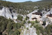 Cueva Millán, a la derecha con una cubierta, ha ofrecido la nueva tecnología, el arlanziense. En frente la Cueva del Estillín que se excavará  este año y contiene registro del Paleolítico Superior.