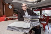 Juan Manuel de Prada, con el manuscrito de ‘Mil ojos esconde la noche’ que Espasa ha publicado en dos volúmenes.