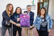 Miembros de la organización y el presidente de la fundación sostienen el cartel del festival.