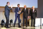 Miguel Ángel Benavante (izquierda), tras entregar el FAE de Oro 2025 a Grupo de Santiago .