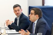 El letrado mayor de las Cortes junto al socialista Diego Moreno.