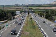 Trafico de vehículos en la A-6 a la altura de la localidad vallisoletana de Tordesillas durante la Operación Retorno de Semana Santa.