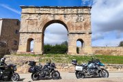 Imagen ante el arco de Medinaceli.
