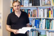 Fernando Pérez del Río, en su consulta, con un ejemplar del primer manual para aprender árabe moderno