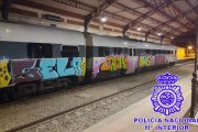 Archivo - Vagones de tren en Medina afectados por 'grafitis'. Foto archivo.