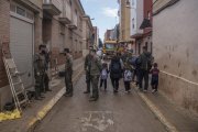 Archivo - Militares junto a alumnos.