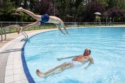 Bañistas disfrutando de las piscinas municipales de verano de San Amaro.