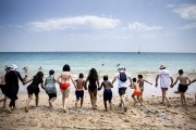 Algunos de los niños y monitores participantes en la ‘Misión Benaiges’ de 2024, en la playa del Mont-roig del Camp, localidad natal del maestro.