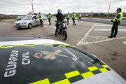 Imagen de un control de la Guardia Civil a un motorista.