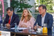 La alcaldesa, Cristina Ayala, flanqueada de Juan Manuel Manso y de Borja Suárez, en un instante del balance de dos años al frente del Ayuntamiento de Burgos.