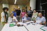 El profesor Jesús Pérez (con polo negro) y parte del alumnado de la Escuela de Escritores de Burgos presentan en el MEH el libro colectivo de relatos ‘Moringa’.