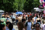 El calor sofocante se solventaba con ganas de fiesta, pistolas de agua y algo de beber.