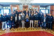 Los jugadores del San Pablo Burgos, con miembros de la Corporación municipal.