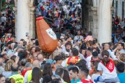 La bota ya se mueve entre los asistentes al comienzo de las fiestas en la Plaza Mayor.