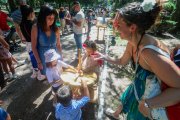 Niños y niñas juegan en un rincón de Isla Fantasía.