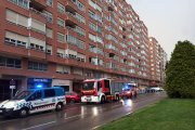 Los Bomberos acuden a una urgencia tras la tormenta en la avenida la Paz.