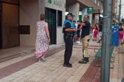 Un policía local y un bombero, el domingo, durante una intervención tras la tormenta.
