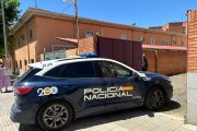 Imagen del detenido a su llegada al juzgado en el vehículo policial.