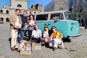 Fernando Esteban y José Manuel Vázquez (a la izquierda) reciben los libros cedidos por la Asociación de Profesionales de Bibliotecas de Burgos de la mano de algunos de sus miembros..