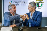 Tomás Fisac y Alejandro Grandinetti, tras renovar el convenio de colaboración entre Caja Rural y el Burgos CF.
