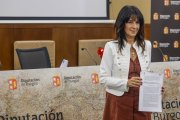Inmaculada Siera posa con la moción que llevará el PP al Pleno de la Diputación.