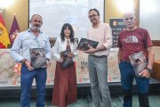 Integrantes del Grupo Espeleológico Edelweiss y la portavoz de la Diputación, Inmaculada Sierra, muestran el último número de su revista Cubía.