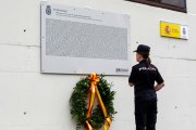 La Policía Nacional detiene a un joven por vandalizar la placa de la Comisaría en homenaje a los agentes víctimas

 del terrorismo.