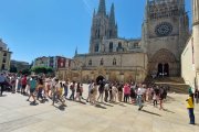 Decenas de visitantes hacen cola a las puertas de la Catedral.