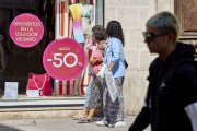 Con agosto los descuentos en el comercio ya superan el 50% con la espera de liquidar todo el stock de temporada.