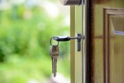 Archivo - Consumo inicia en toda Andalucía la campaña de inspección de alquiler y compraventa de viviendas.
