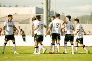 Los jugadores del conjunto blanquinegro celebran el gol sobre el césped del campo del Soto, en Villarcayo.
