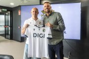 Víctor Mollejo posa junto a Michu.