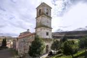 Iglesia parroquial de San Pedro Apóstol con su torre neoclásica del S.XVIII.