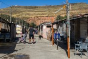 Imagen de las últimas familias de El Encuentro en la visita realizada a la remodelación de los bungalows ya desalojados en marzo de este año.