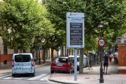 Las pantallas de la Zona de Bajas Emisiones avisan de la moratoria de 18 meses en las sanciones.