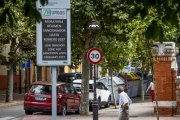 Cartel de la moratoria de la Zona de Bajas Emisiones en Burgos.