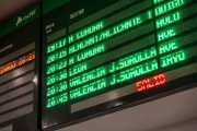 Un cartel informativo, en la Estación de Chamartín Clara Campoamor, a 12 de agosto de 2025, en Madrid (España). Ha sido restablecida la circulación de trenes entre Santiago y Ourense, tras permanecer cortada desde las 13,45 horas por un incendio en las in.
