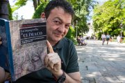 Juanjo Martín, en el paseo del Espolón, con un ejemplar de 'La topografía de Clímaco'.