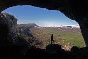 Imagen de la vista desde el interior de Cueva Kaite, en Ojo Guareña, donde se inició la excavación en busca de ocupaciones neandertales con apoyo de la Diputación.