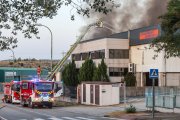 Incendio en la nave de Contenedores Industriales, en el polígono de Villalonquéjar.