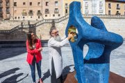 Andrea Ballesteros y Óscar Martín, en la Llana de Afuera, con la escultura 'Cid hincado de hinojos'.