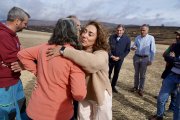La consejera de Agricultura, Ganadería y Desarrollo Rural, María González Corral, visita una ganadería de ovino afectada por los incendios en Chana de Somoza, en el municipio de Lucillo (León).