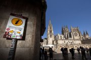 Señal turística vandalizada en el corazón de la ciudad, junto al Arco Santa María, y al lado de la Catedral de Burgos.