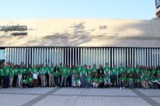 Un grupo de trabajadores de Cajaviva ha posado frente a la oficina principal luciendo la camiseta verde.