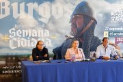 Iván García (UBU), la alcaldesa, Cristina Ayala, y José Luis Moral, de la Asociación Burgalesa de Amigos del Caballo.