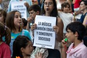 Un momento de la concentración de las familias usuarias de la Escuela Municipal de Música en El Espolón de Burgos.